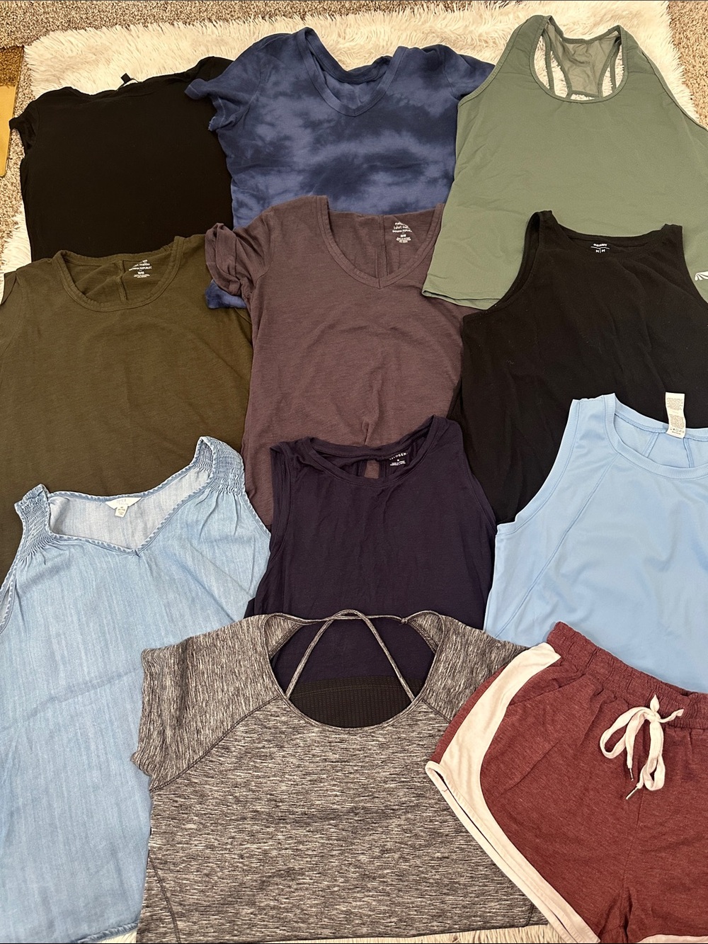 🦊 Bundle of 11 Woman’s Tees/Tanks/Short Size Medium